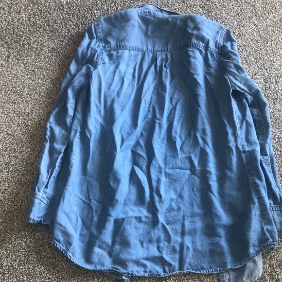 3/$20 Chambrai light weight denim shirt women’s XS - Picture 6 of 7